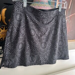 Tranquility by Colorado Clothing Black and Gray Mini Skort Small